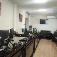 کارمند خانم و آقا بابت کار در واحد فروش خودرو