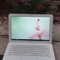 مک بوک سفید با ویندوز ۱۰