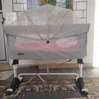 گهواره کودک کنار تخت مادر