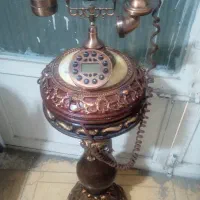 تلفن قدیمی با پایه