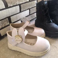 یک جفت چکمه و یک جفت کفش دخترانه سایز ۳۱|کفش و لباس بچه|شاهینشهر, گزبرخوار|دیوار