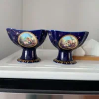 دو دست بستنی خوری پایه دار