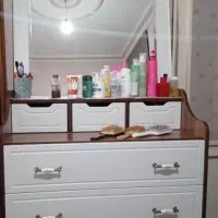 دو عددتخت یکنفره به همراه تشک و میز ارایش بزرگ