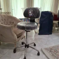صندلی چرخدار و رگال لباس