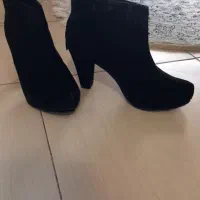 تعدادی کیف و کفش شیک و زیبا بفروش میرسد