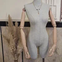 مانکن زنانه و قفسه چوبی