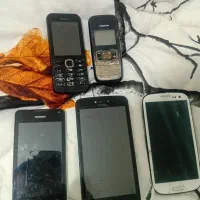 تعدادی گوشی خاموش هاوایی.سامسونگ.موتورولا و نوکیا