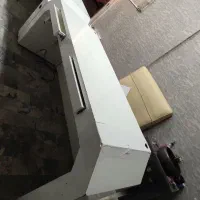 یک جفت میز اداری بزرگ