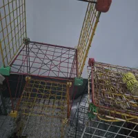 تعداد زیادی قفسه در رنگها و طرحهای مختلف