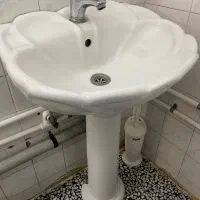 روشویی با پایه و آینه در حد نو