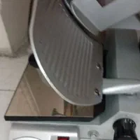 کالباس بر ترازو دار محک