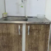 کابینت و سینک و کامپیوتر