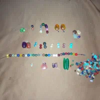 تعدادی مهره سنگی با دوعدد اویز کهربا|جواهرات|سیسخت, |دیوار