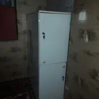 کمد رو طبقه ایی ایستاده