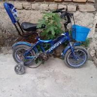 یک عدد سه چرخه با دوچرخه سالم وتمیز