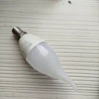 تعداد زیادی کریستال ولامپ کم مصرف لوستر