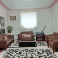 مبل قهوه‌ای با میز عسلی