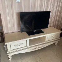 تلویزیون ۳۲ سامسونگ و میز راش تمام چوب|تلویزیون و پروژکتور|قم, پردیسان|دیوار