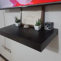 ساعت دیواری و شلف زیر تلویزیون