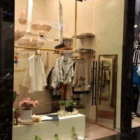 دوزنده مانتو کار در کارگاه