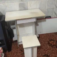 میز تحریر و کامپیوتر