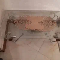 میز شیشه ای بسیار ضخیم و سالم بدون هیچ خشی