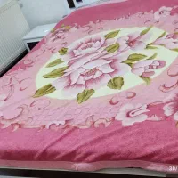 رو تختی تمیز و یک پتو دو نفره سالم و تمیز