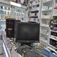 یک دستگاه کامپیوتر همراه با تمامی وسایل