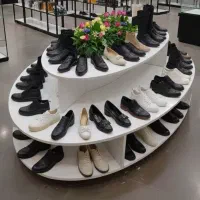 میز جزیره وسط مغازه