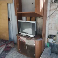 تلوزیون 21 اینچ به همراه میز