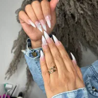 خدمات و اموزش حرفه ای کاشت ناخن با بهترین متریال