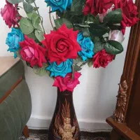 یک عدد گلدان و گل های مصنوعی