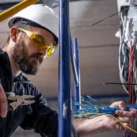 شیار زنی و برقکاری ساختمان و نصب لدر و سینی کابل