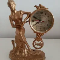 ساعت با دختر در حال مطالعه