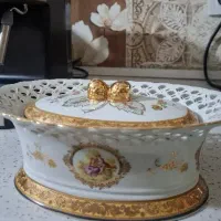 شکلات خوری دور توری در توت فرنگی دنسی