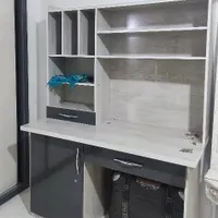 میز تحریر و کتابخانه