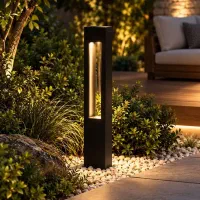 چراغ پارکی و حیاط