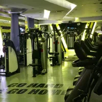 کارگر خدمات نظافت سالن ورزشی