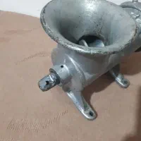 چرخ گوشت قدیمی دستی بزرگ شماره 22 صنعتی چکسلواکی|کلکسیون اشیاء عتیقه|مشهد, عامل|دیوار
