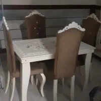میز ناهار خوری و ساعت استاده