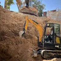 مینی بیل خاکبرداری و تخریب کانال و پی کنی