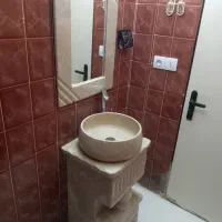روشویی سالم به همراه آینه بزرگ و شیر آلات سالم