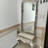 ساعت بوفه و آیینه ایستاده