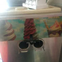 یک دستگاه بستنی ساز مدل