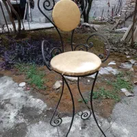 صندلی بلند دو عدد  صندلی  فرفوژه 1 عدد موجود  است.|صندلی و نیمکت|لاهیجان, شهید آوینی|دیوار