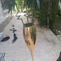 گلدان طلایی به همراه 6 شاخه گل مصنوعی