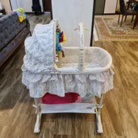 گهواره و تخت کنار مادر انگلیسی