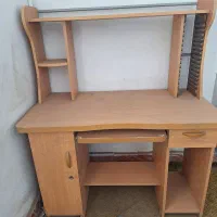 میز تحریر وکامپیوتر ،کتابخانه دار