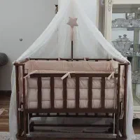 تخت کنار مادر