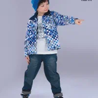 خیاط بیرون بر و داخل کارگاه وسط کار